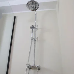 Colonne de douche chromée avec mitigeur mécanique Essebagno Leeds
