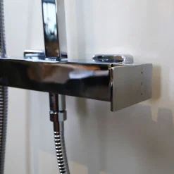 Colonne de douche chromée avec mitigeur mécanique Essebagno Kiara