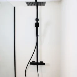 Colonne de douche noire avec thermostatique 300 Essebagno Quartos