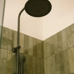 Colonne de douche thermostatique noire mate Essebagno Essegoia