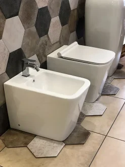Couple de sanitaires au ras du mur et à poser ligne carré