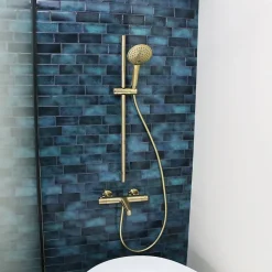 Kit de douche sans robinetterie avec douchette 3 jets + flexible + barre réglable, doré, Essebagno Luisa