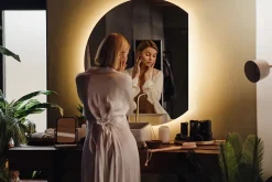 Miroir LED 70x80 cm style épuré lumière chaude 1 pc
