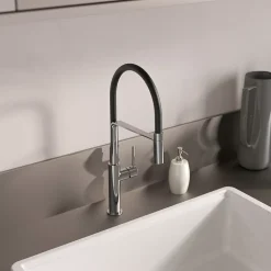 Mitigeur de cuisine chromé et noir avec douchette Kramer Groupe Swan