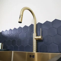 Mitigeur de cuisine doré avec douchette Essebagno Architek