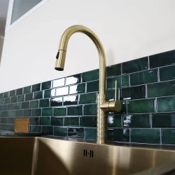 Mitigeur de cuisine doré avec douchette Essebagno Architek