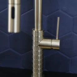 Mitigeur de cuisine doré avec douchette Essebagno Architek