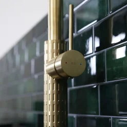 Mitigeur de cuisine doré avec douchette Essebagno Architek