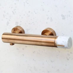 Mitigeur de douche cuivre et marbre blanc Essebagno Manopola