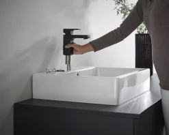 Mitigeur de lavabo noir mat Hansgrohe Vernis Shape 100
