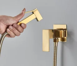 Mitigeur Doré Encastré pour WC - Douchette Ergonomique, Résistante à la Corrosion, Installation Murale Discrète en Laiton Massif