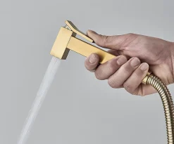 Mitigeur Doré Encastré pour WC - Douchette Ergonomique, Résistante à la Corrosion, Installation Murale Discrète en Laiton Massif