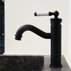 Mitigeur lavabo bas noir Essebagno Leeds