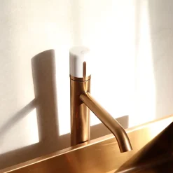 Mitigeur lavabo XL cuivre et marbre blanc, Essebagno Manopola
