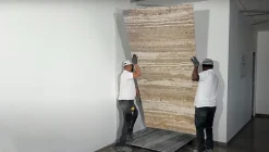 Panneau 2500x1200x25 mm en véritable Travertin strié sur composite à chants nus