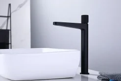 Robinet pour lavabo vasque et évier design en laiton peu bruyant et avec aérateur économie d'eau - H. 31cm - Noir mat