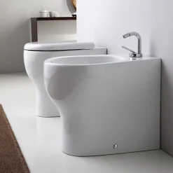 Sanitaires De Salle De Bain Au Sol Avec Design Moderne Et Vidange Décalée - Soave