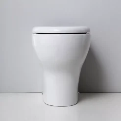 Toilette À Sol En Céramique Avec Rebord Soave De Kiamami Valentina